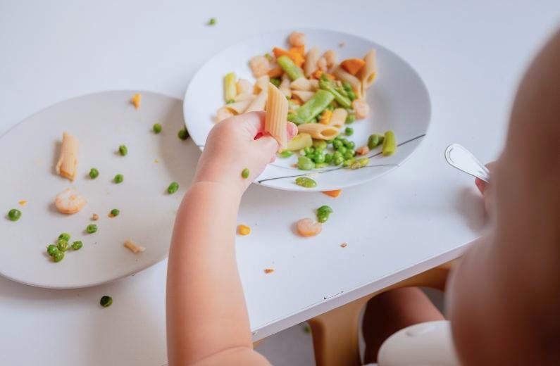手づかみで食事する子ども