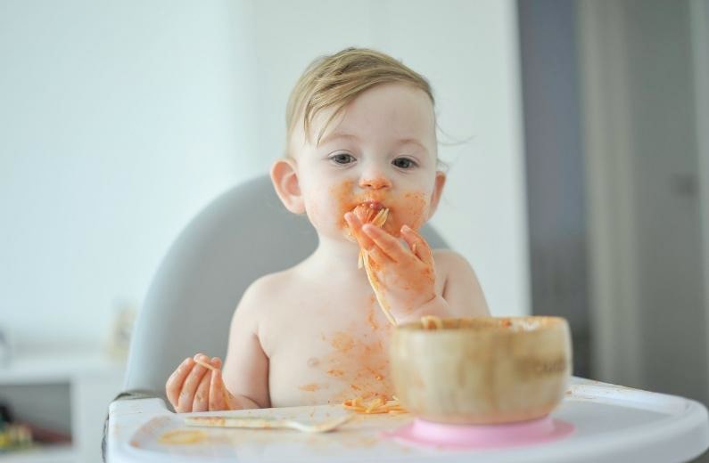 パスタを手づかみ食べする赤ちゃん