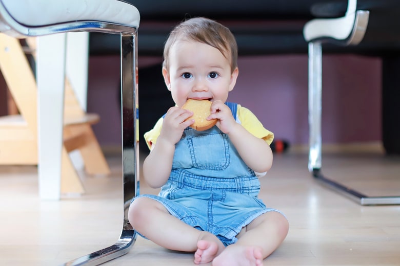 手づかみ食べをする子ども