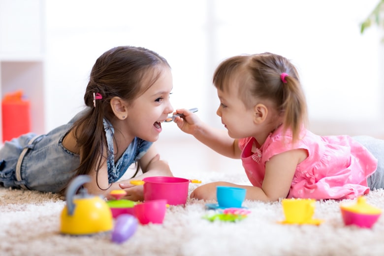 おままごとをする子どもたち