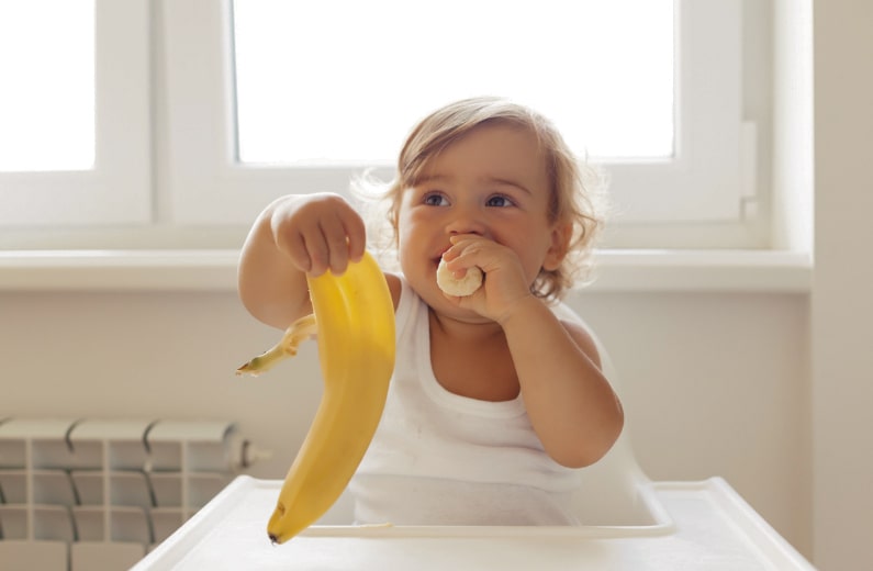 バナナを食べる赤ちゃん