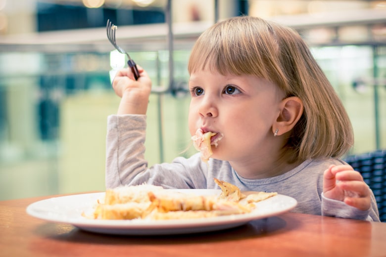 食べ物を頬張る子ども