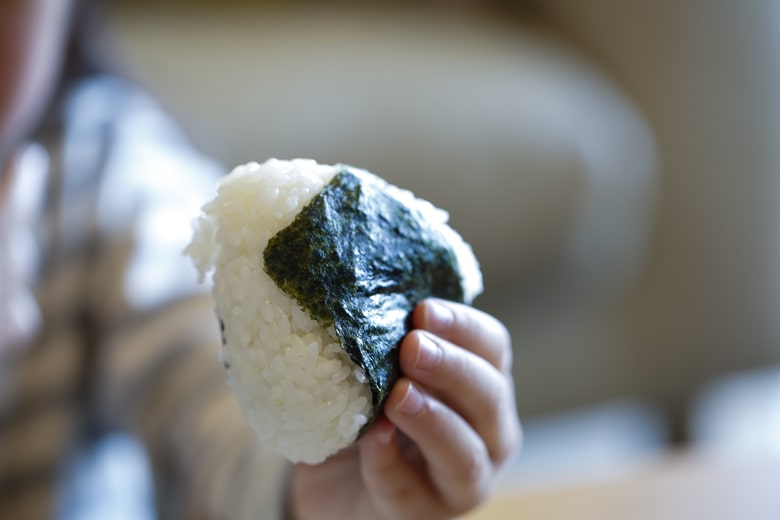 おにぎりを食べる子ども