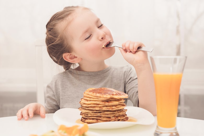 パンケーキを食べる子ども