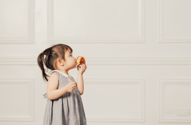 パンを食べる子ども