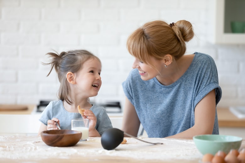 食事しながらお話をする子どもとお母さん