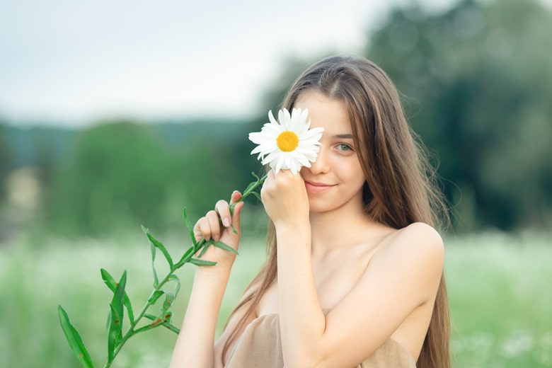花を持つ女性