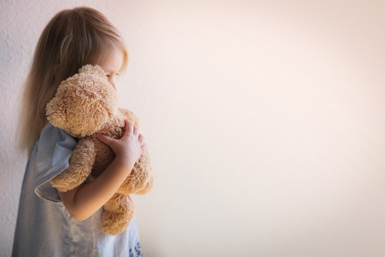 ぬいぐるみを抱きしめる子ども