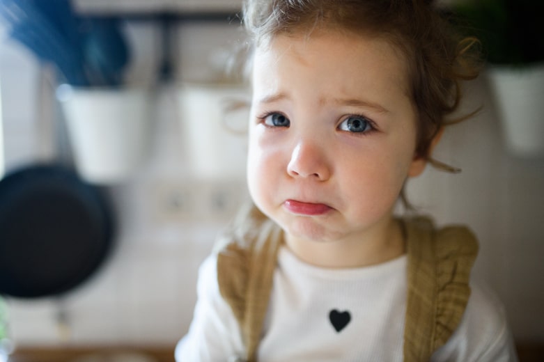 泣くのを堪える子ども