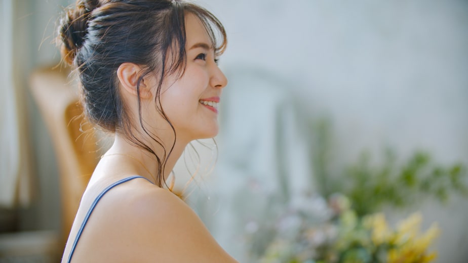 朝スキンケアをする女性