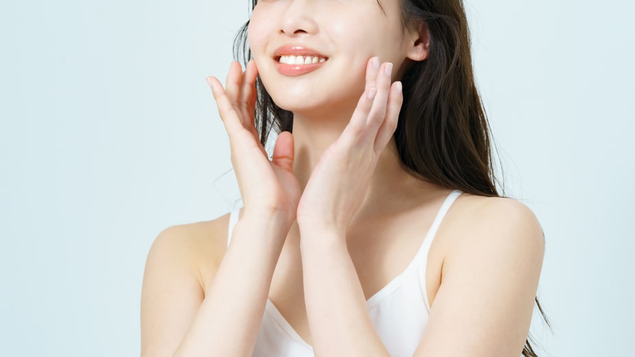 スキンケアをする女性