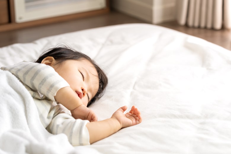 横向きに寝る子ども