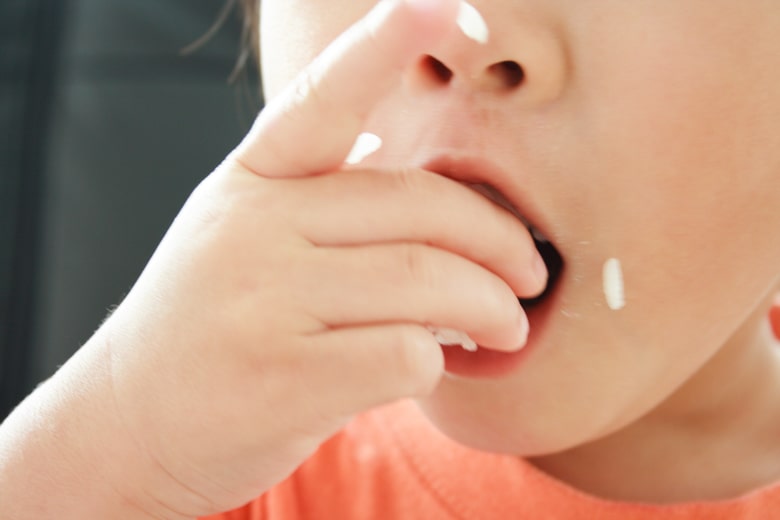 ご飯を頬張る子ども