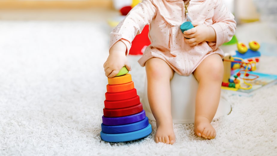 おまるに座る子ども