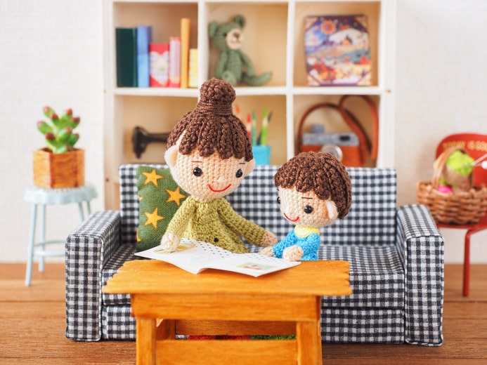 絵本を読む親子