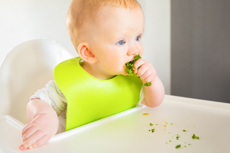 BLWでブロッコリーを食べる赤ちゃん