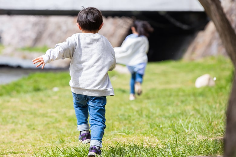 川沿いを走る子どもたち