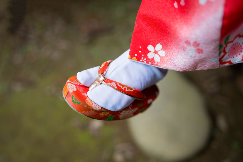 七五三で草履を履く女の子の足