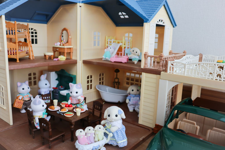 シルバニアファミリーカーポートのある青い屋根のお家レイアウト