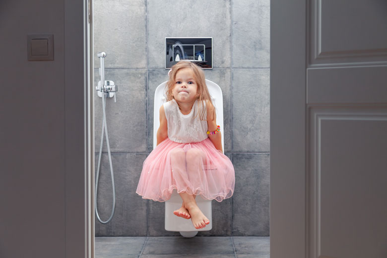 踏み台を使わずにトイレに行く女の子