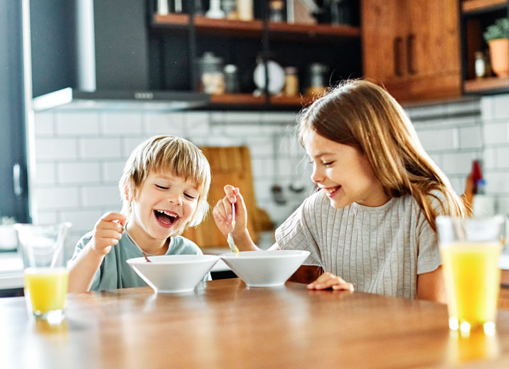 食事をする子ども